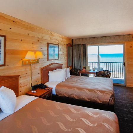 Quality Inn & Suites Mackinaw City Beachfront Exterior foto
