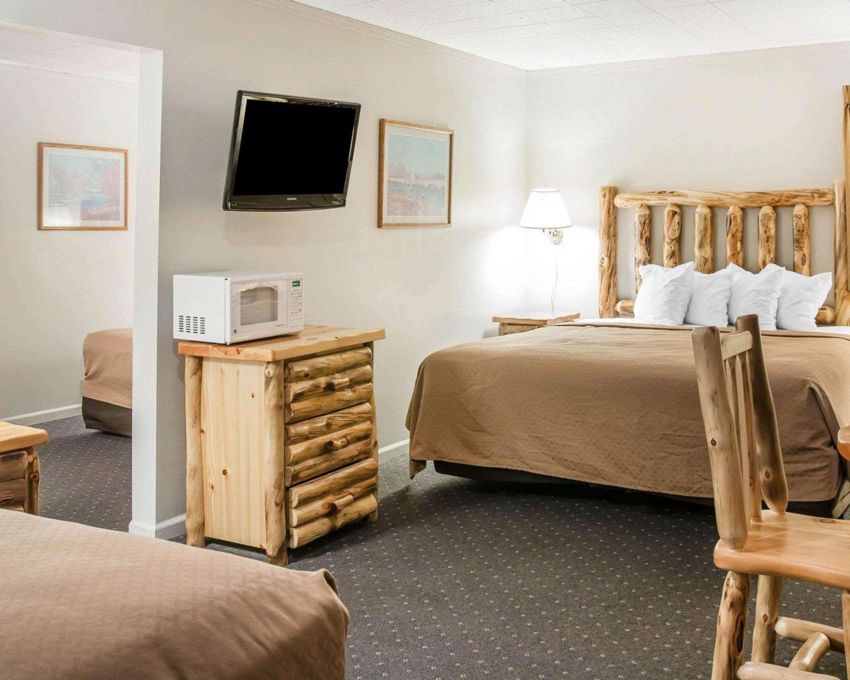 Quality Inn & Suites Mackinaw City Beachfront Exterior foto