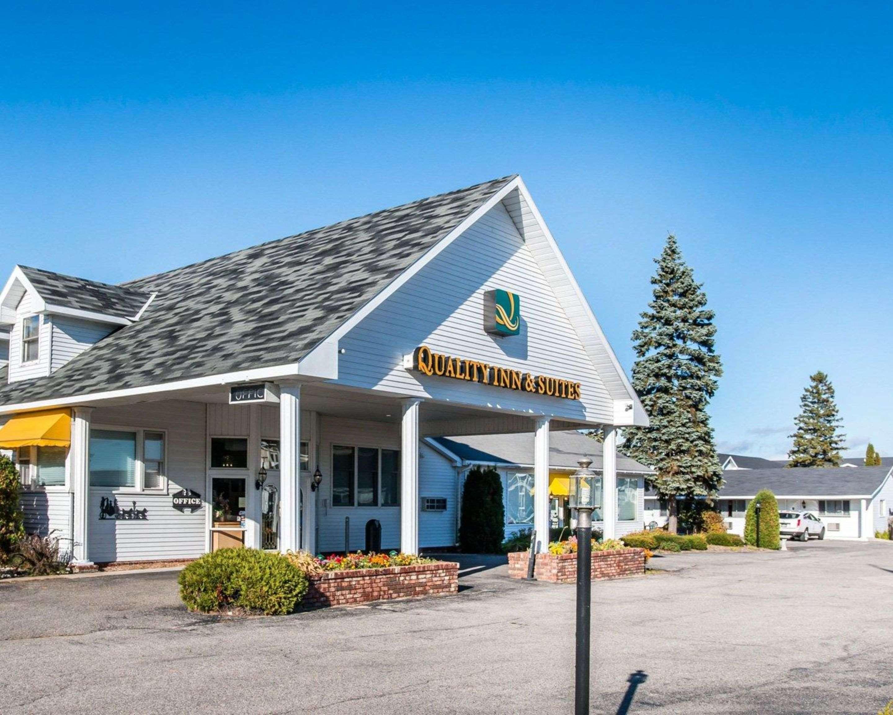 Quality Inn & Suites Mackinaw City Beachfront Exterior foto