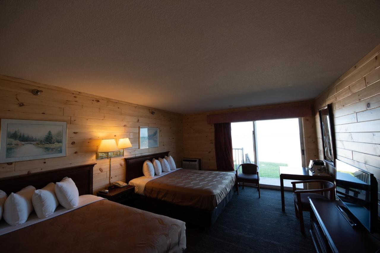 Quality Inn & Suites Mackinaw City Beachfront Exterior foto
