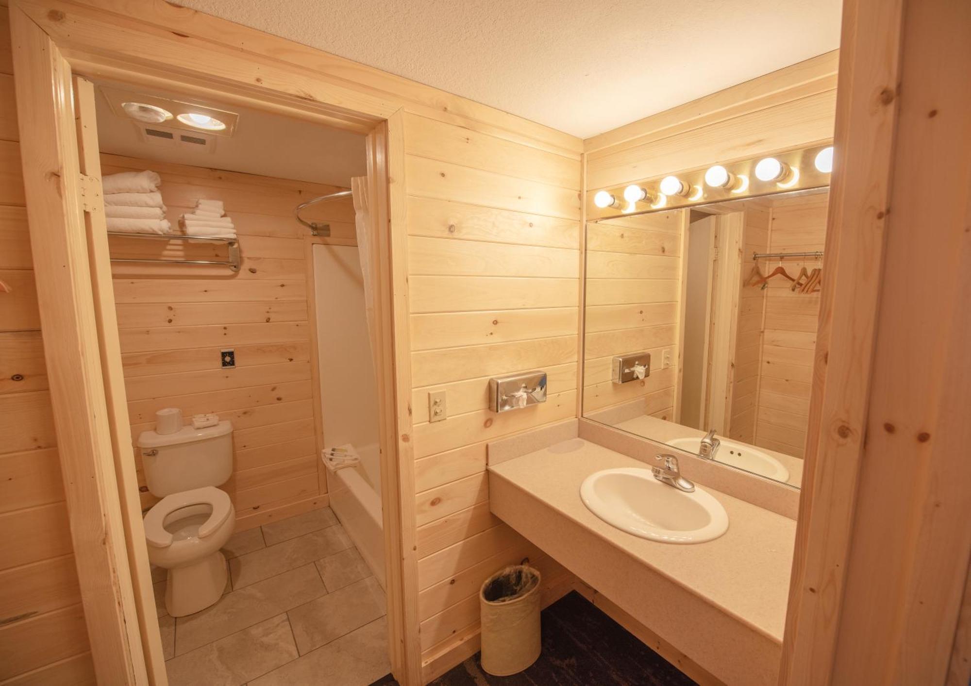 Quality Inn & Suites Mackinaw City Beachfront Exterior foto