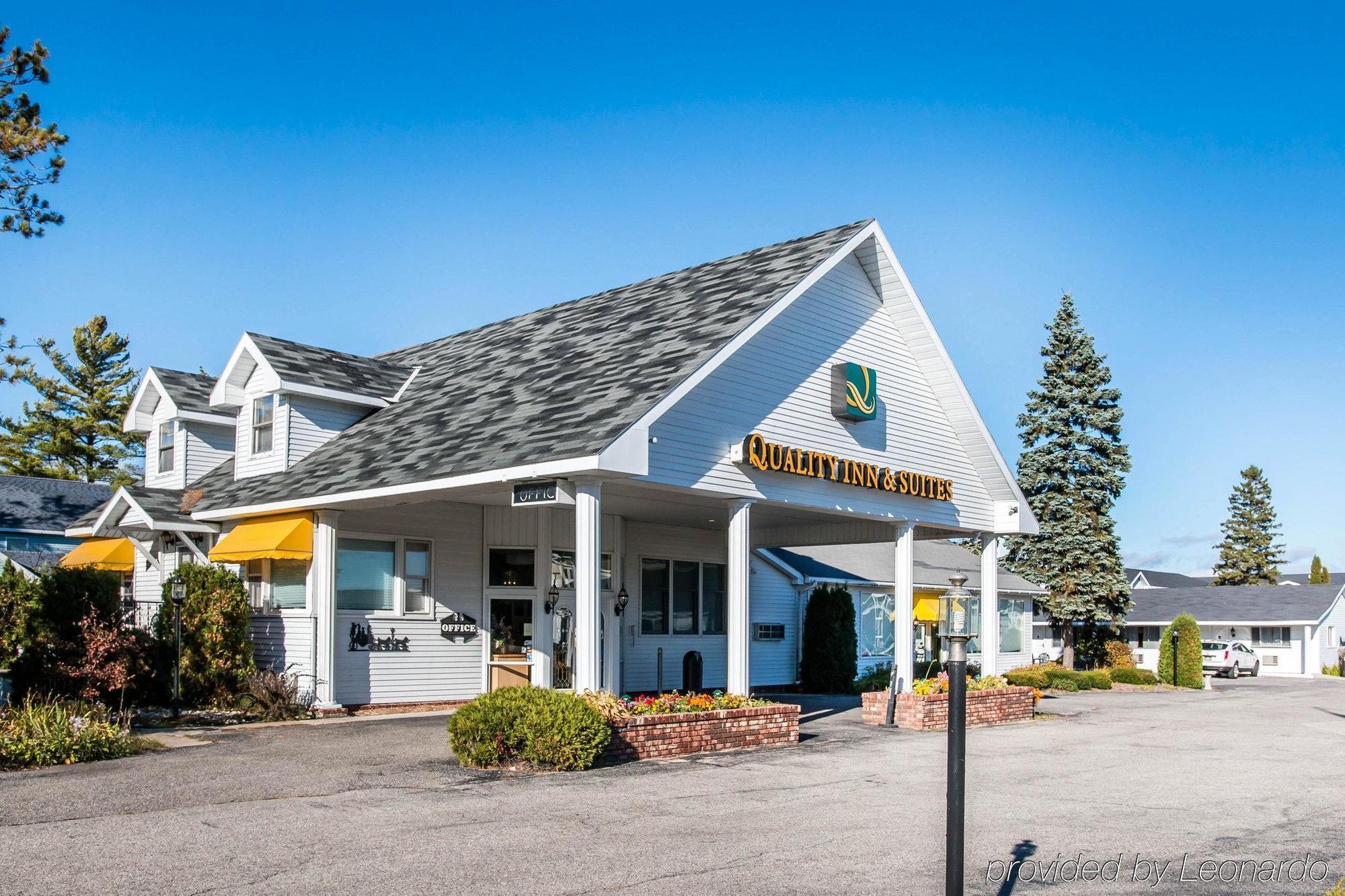 Quality Inn & Suites Mackinaw City Beachfront Exterior foto