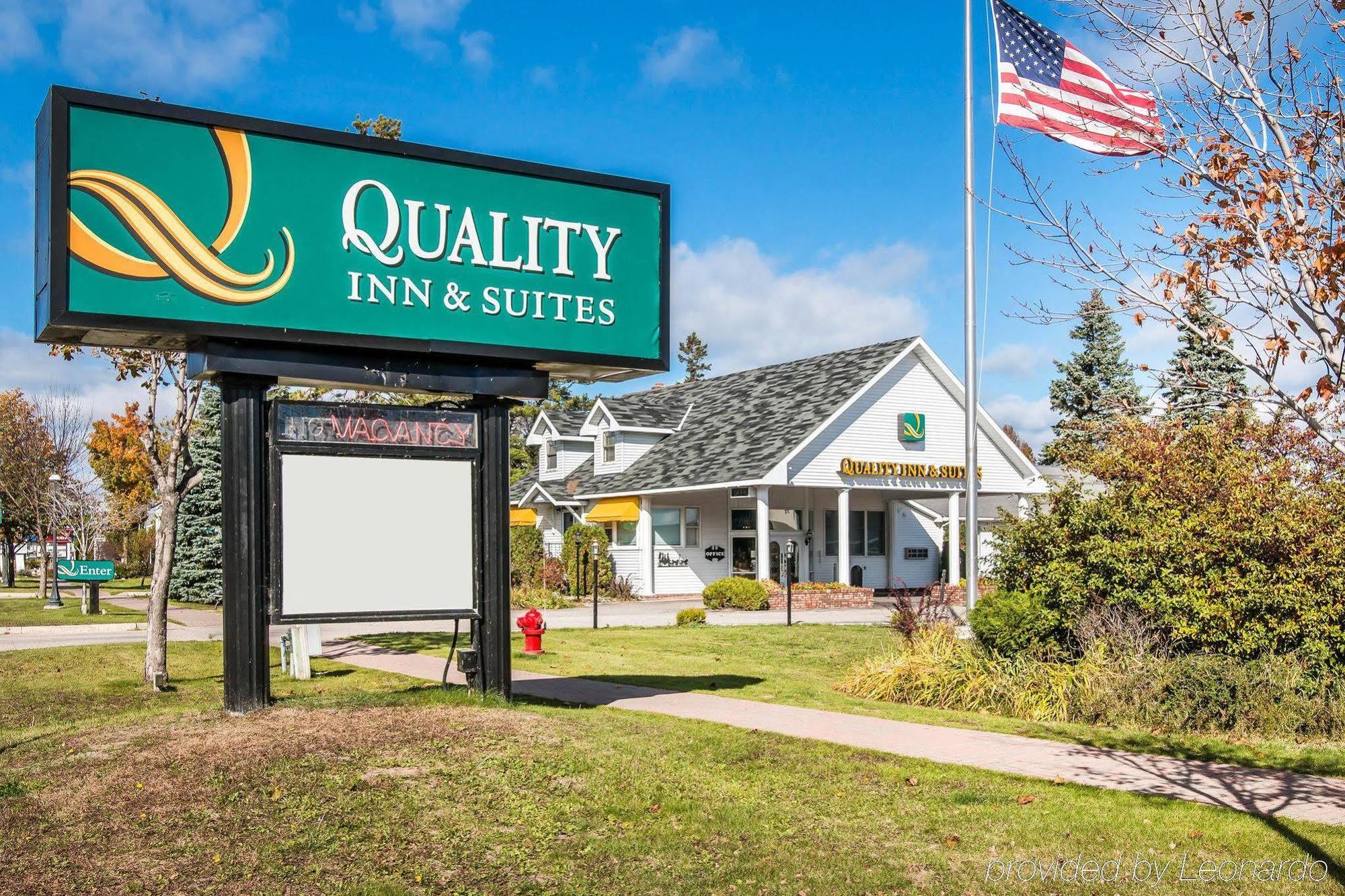 Quality Inn & Suites Mackinaw City Beachfront Exterior foto