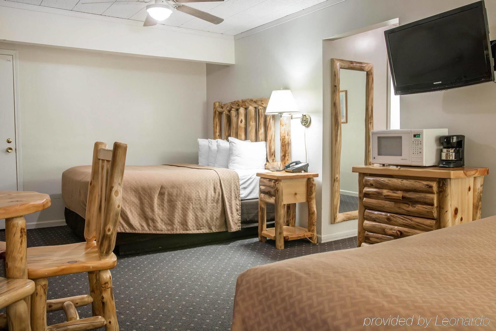 Quality Inn & Suites Mackinaw City Beachfront Exterior foto