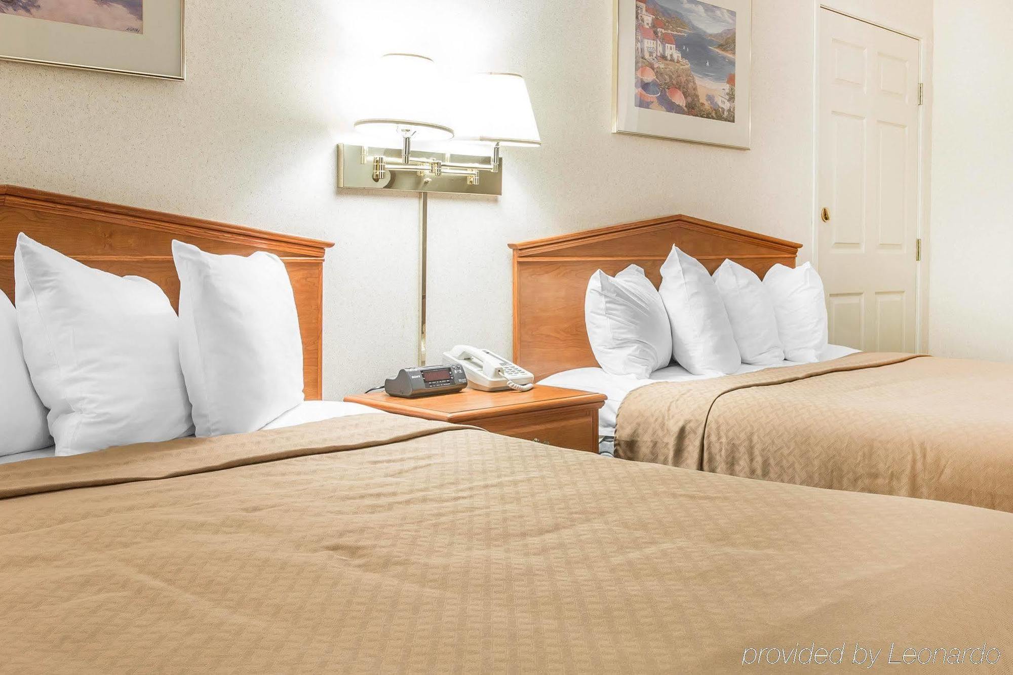 Quality Inn & Suites Mackinaw City Beachfront Exterior foto